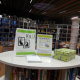 KuLi Bestellbox, im Hintergrund die Schulbibliothek vom BRG GF, wo die Buchausstellung ausgestellt ist.