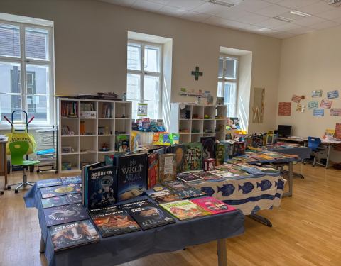 Blick in den Klassenraum, wo die Bücher in Form einer Welle ausgestellt sind