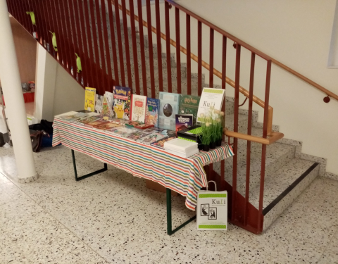 Büchertisch im Rahmen der Weihnachtsbuchausstellung in der Volksschule