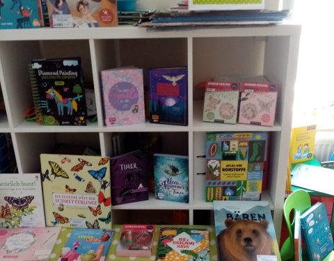 Büchertisch im Rahmen der Frühlingsbuchausstellung in der Volksschule Sooss