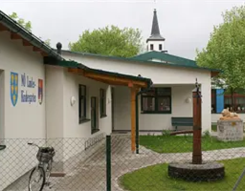Außenansicht vom Kindergarten in Sooss, Eingangsbereich