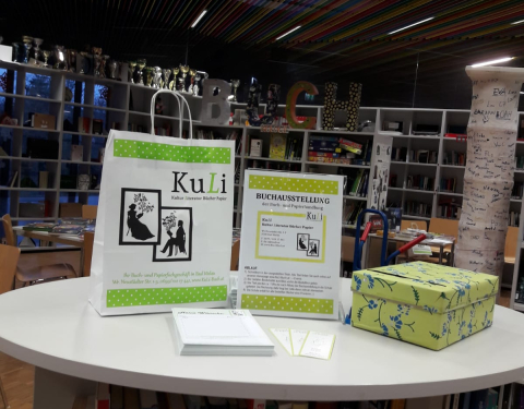 KuLi Bestellbox, im Hintergrund die Schulbibliothek vom BRG GF, wo die Buchausstellung ausgestellt ist.