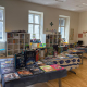 Blick in den Klassenraum, wo die Bücher in Form einer Welle ausgestellt sind